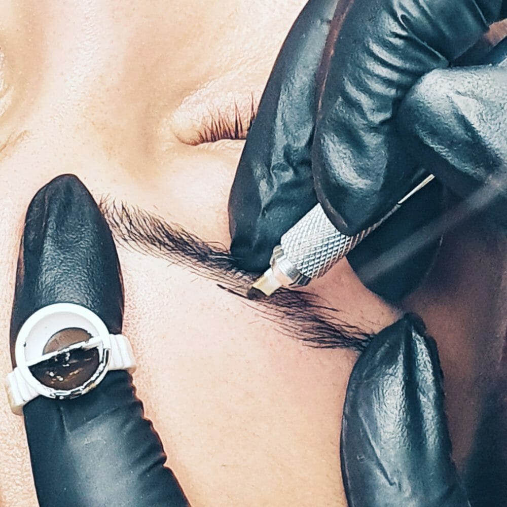 Microblading Schulung und Arbeiten am echten Model