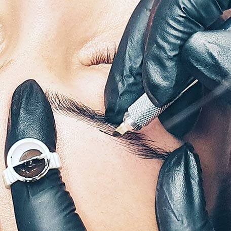 Bei Microblading die Schnitte sind so fein, dass man die gezeichneten Härchen kaum von den echten Härchen unterscheiden kann. 