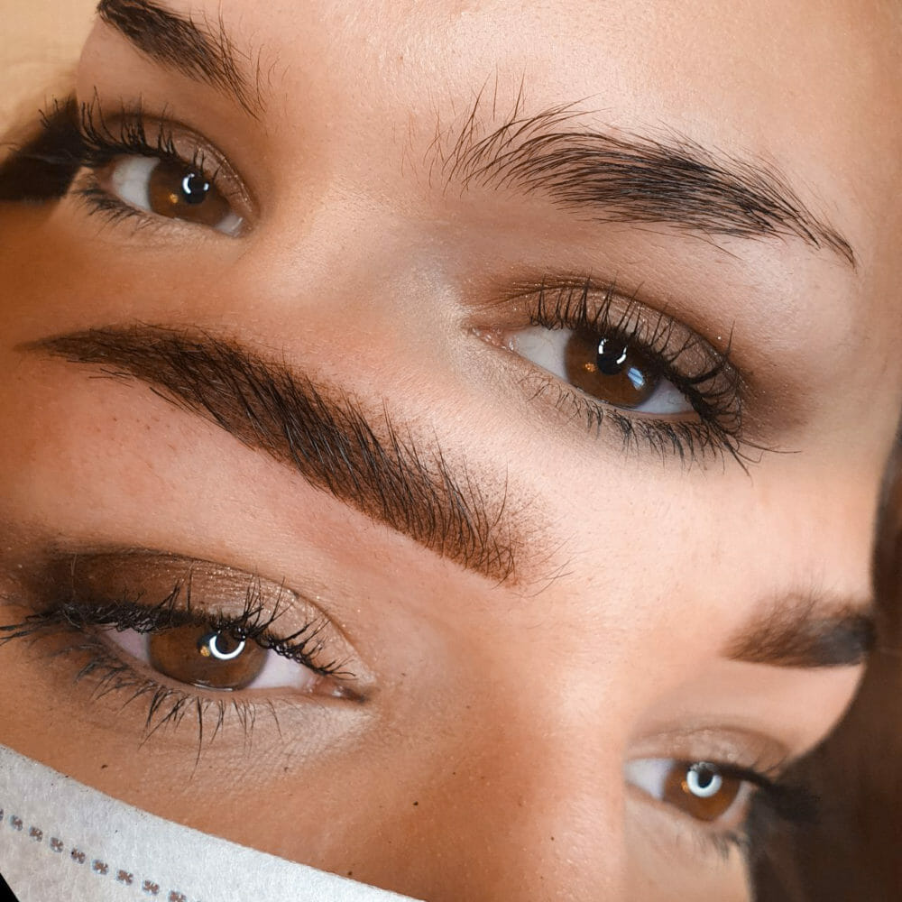 Je nach Hauttyp, Stoffwechsel und Umwelteinflüsse hält das Microblading etwa 1-2 Jahre.